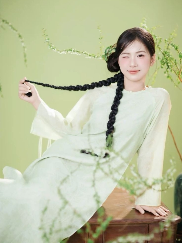 Gái xinh mặc áo dài trắng tóc bím
