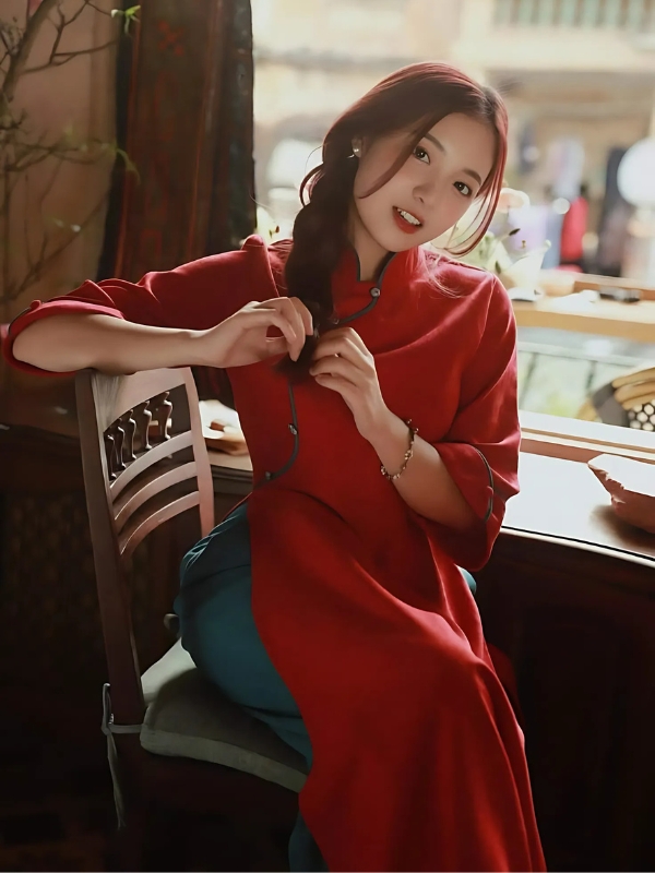 Gái xinh mặc áo dài đỏ cổ điển