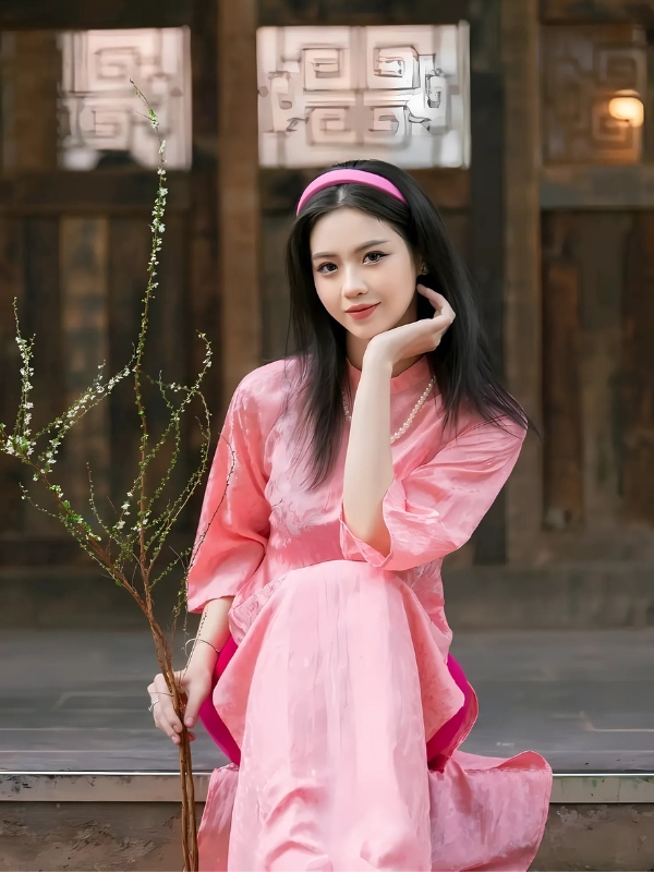 Gái xinh mặc áo dài hồng đón Tết