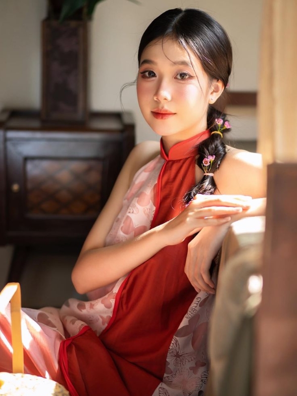 Gái xinh mặc áo dài thêu tóc tết