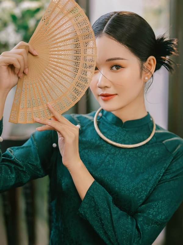 Gái xinh mặc áo dài xanh ngọc duyên dáng