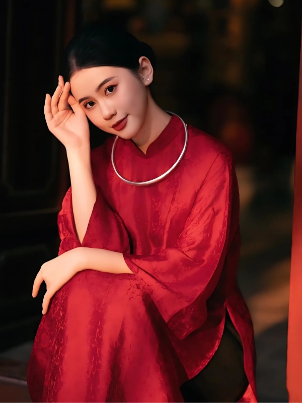 Gái xinh mặc áo dài đỏ ngồi tựa nghiêng