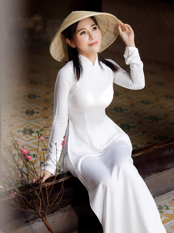 Gái xinh mặc áo dài trắng bên ghế gỗ