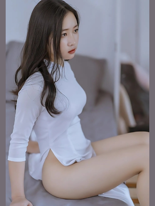 Gái xinh mặc áo dài trắng tạo dáng sexy