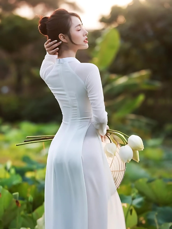 Gái xinh mặc áo dài trắng giữa thiên nhiên