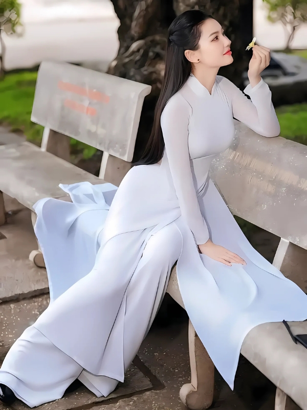 Gái xinh mặc áo dài trắng ngồi công viên