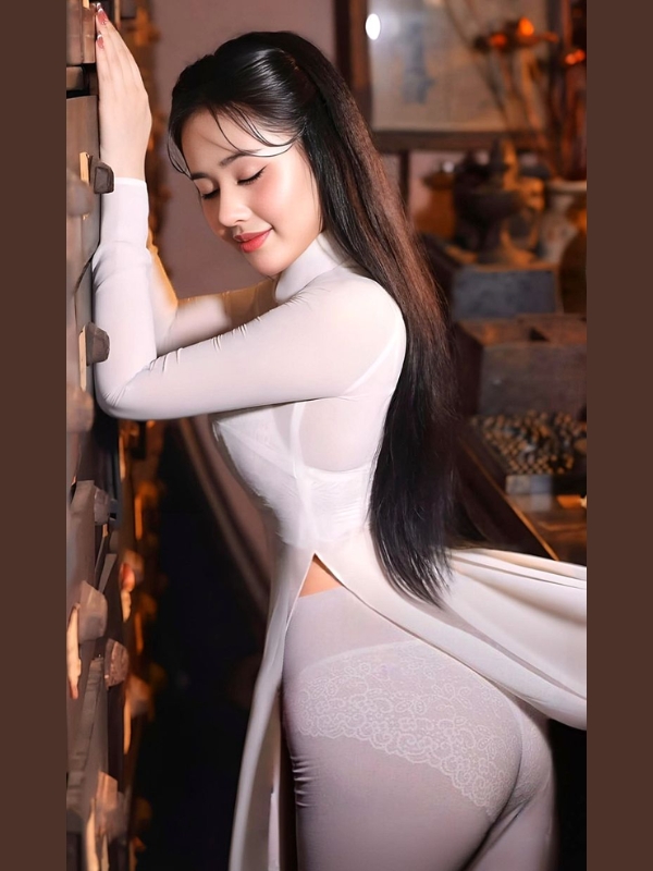 Gái xinh mặc áo dài trắng quay lưng