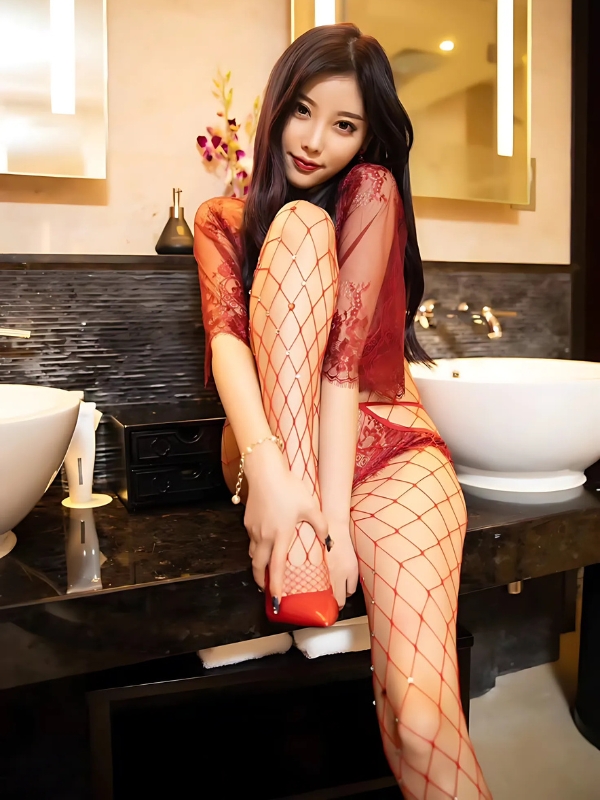 Gái xinh mặc quần tất tạo dáng bồn tắm