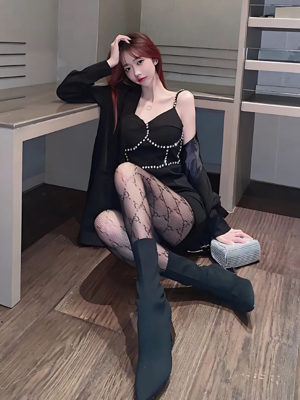 Gái xinh mặc quần tất phối boots năng động