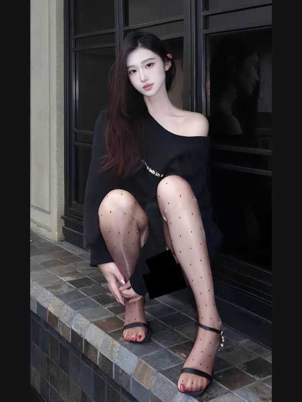 Gái xinh mặc quần tất với đầm vai trễ