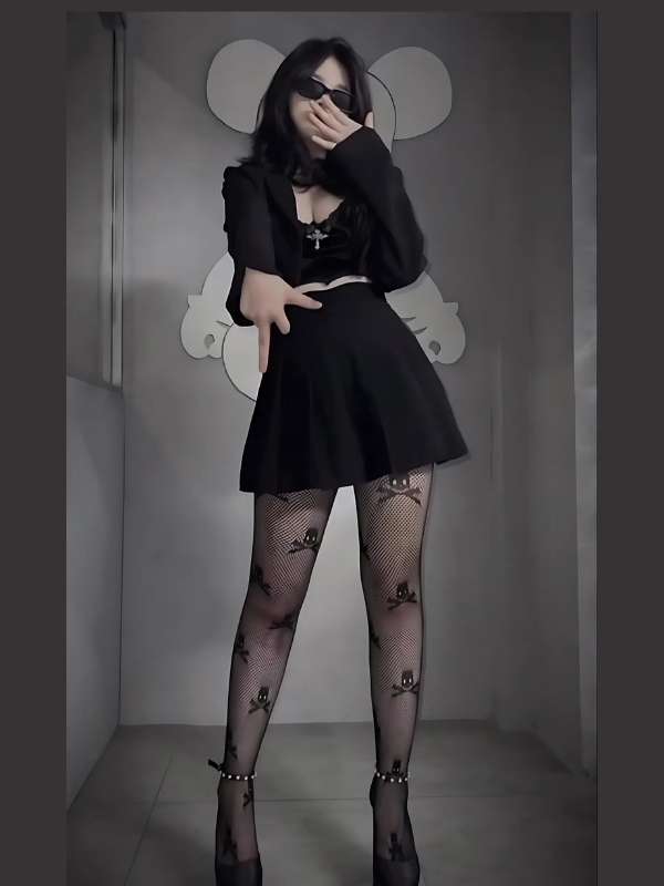 Gái xinh mặc quần tất phối váy đen cá tính