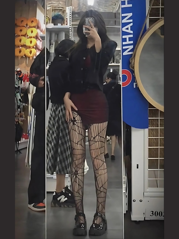 Gái xinh mặc quần tất đứng gương chụp hình