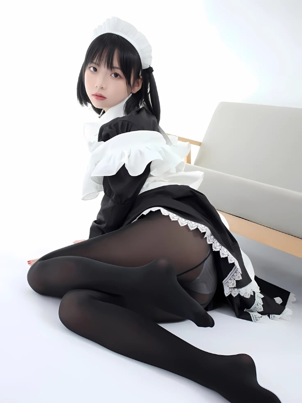 Gái xinh mặc quần tất cosplay hầu gái