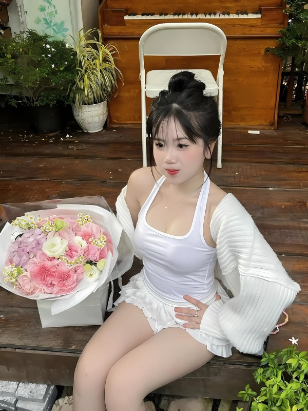 Gái xinh mặc váy ngắn chụp bên giỏ hoa