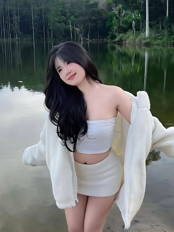 Gái xinh mặc váy ngắn tạo dáng bên hồ