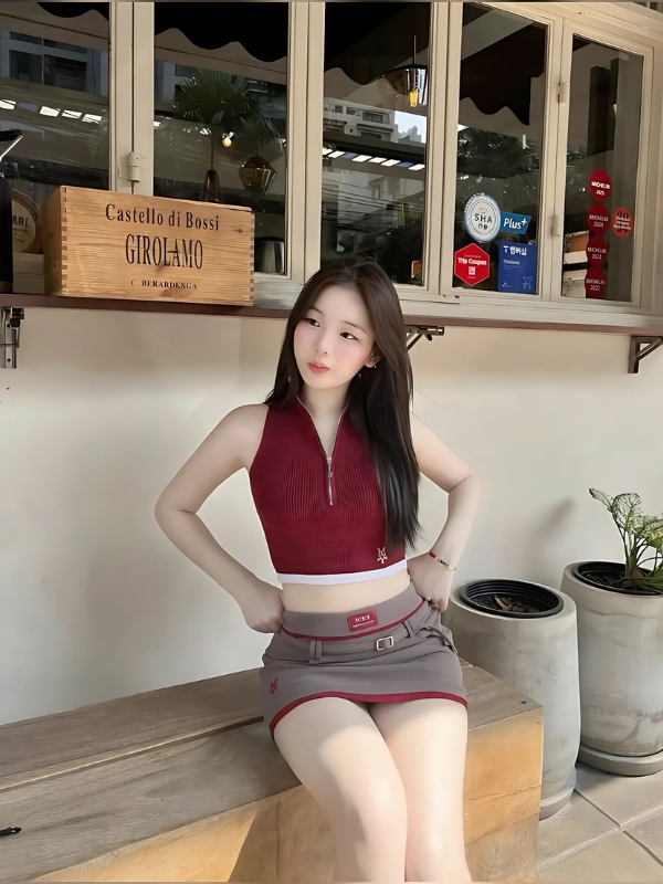 Gái xinh mặc váy ngắn ngồi quầy cafe