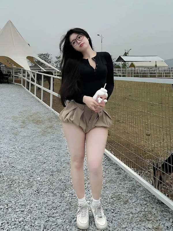 Gái xinh mặc váy ngắn tạo dáng ngoài sân