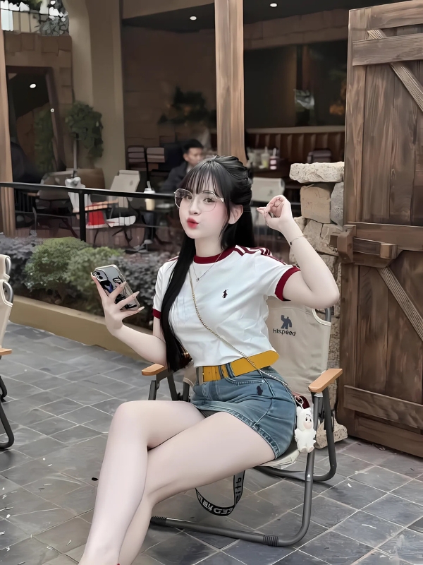 Gái xinh mặc váy ngắn ngồi quán trà chanh