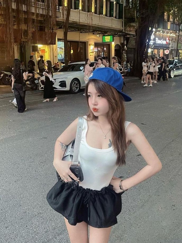 Gái xinh mặc váy ngắn ngoài phố đêm đông