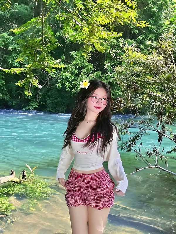 Gái xinh mặc váy ngắn giữa suối trong xanh