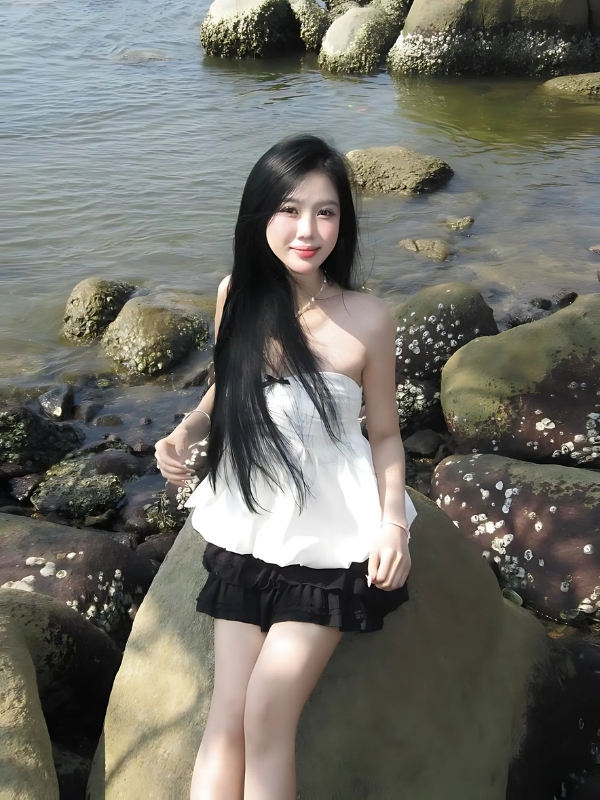 Gái xinh mặc váy ngắn bên bãi đá tự nhiên