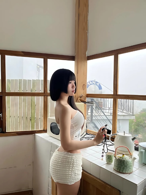 Gái xinh mặc váy ngắn ôm dáng trong nắng