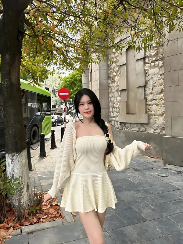 Gái xinh mặc váy ngắn tạo dáng bên phố cổ