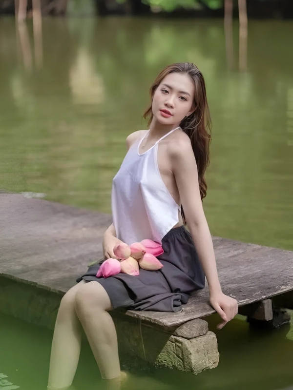 Gái xinh mặc yếm trắng ngồi bên ao