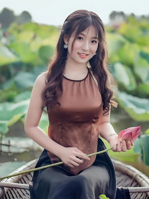Gái xinh mặc yếm nâu bên lá sen khô