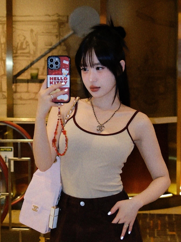 Gái xinh TikTok selfie cùng gương cực xinh
