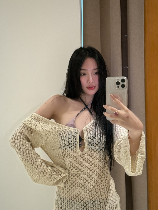 Gái xinh TikTok mặc áo len trễ vai quyến rũ