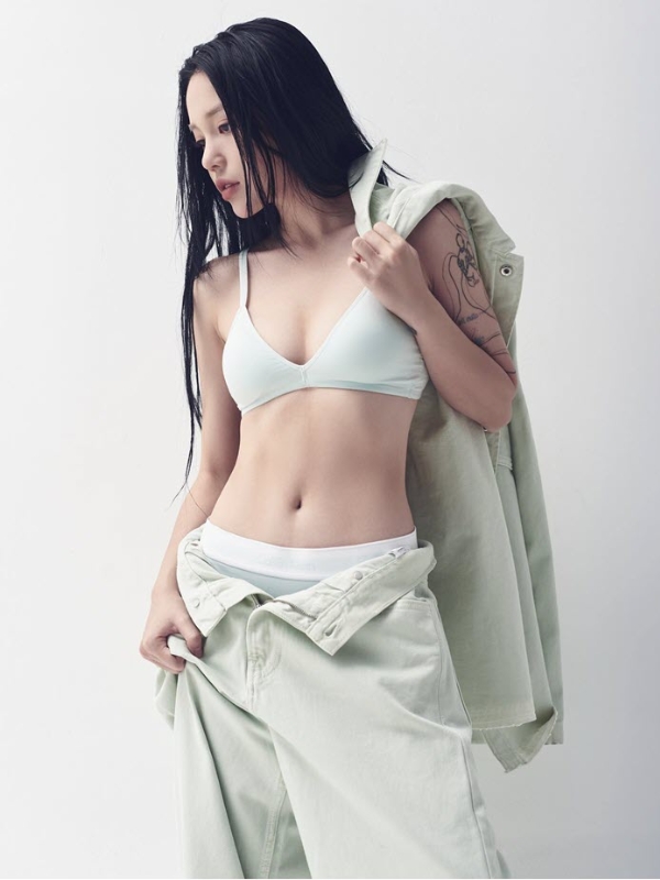 Gái xinh TikTok khoe body với áo bra trắng