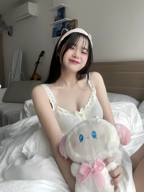 Gái xinh TikTok dễ thương ôm gấu bông