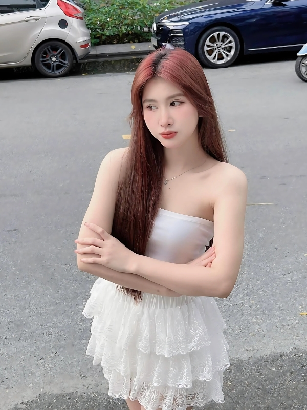 Gái xinh TikTok váy trắng đứng bên xe