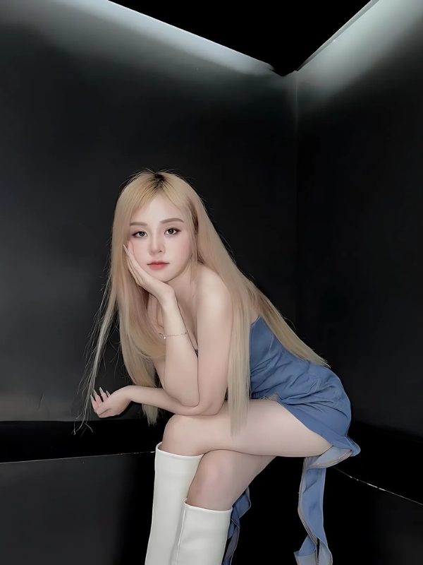 Gái xinh TikTok tạo dáng studio ánh sáng