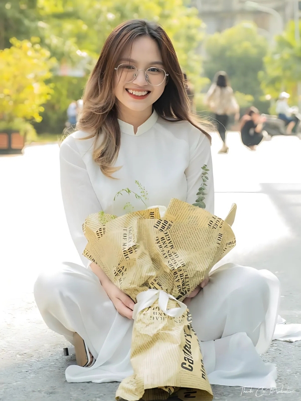 Gái xinh TikTok mặc áo dài trắng truyền thống