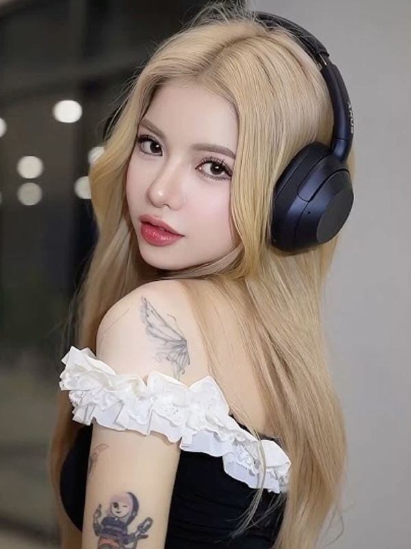 Gái xinh TikTok nghe nhạc với tai nghe đen