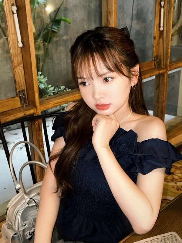 Gái xinh TikTok tạo dáng bên quán cafe