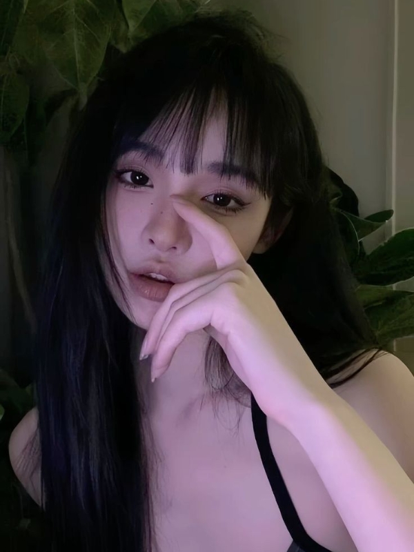 Gái xinh TikTok cằm chống tay suy tư