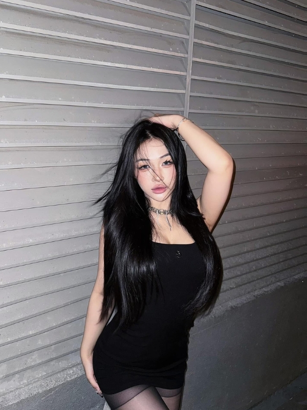 Gái xinh TikTok mặc váy ôm tôn dáng