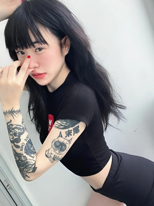 gái xinh xăm mình