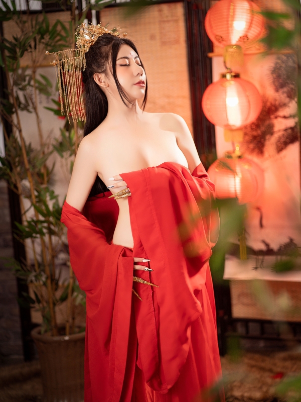 Girl xinh nude trong áo choàng đỏ