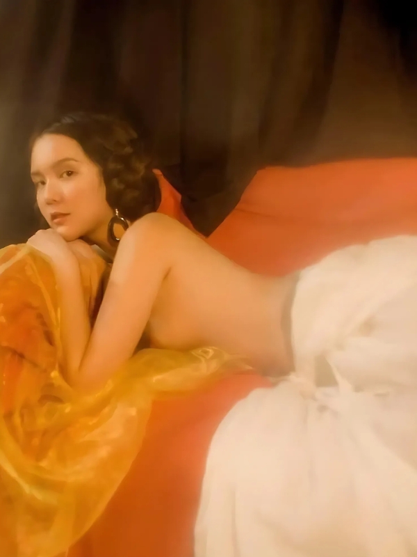 Hải tú nude tạo dáng cùng ánh nắng