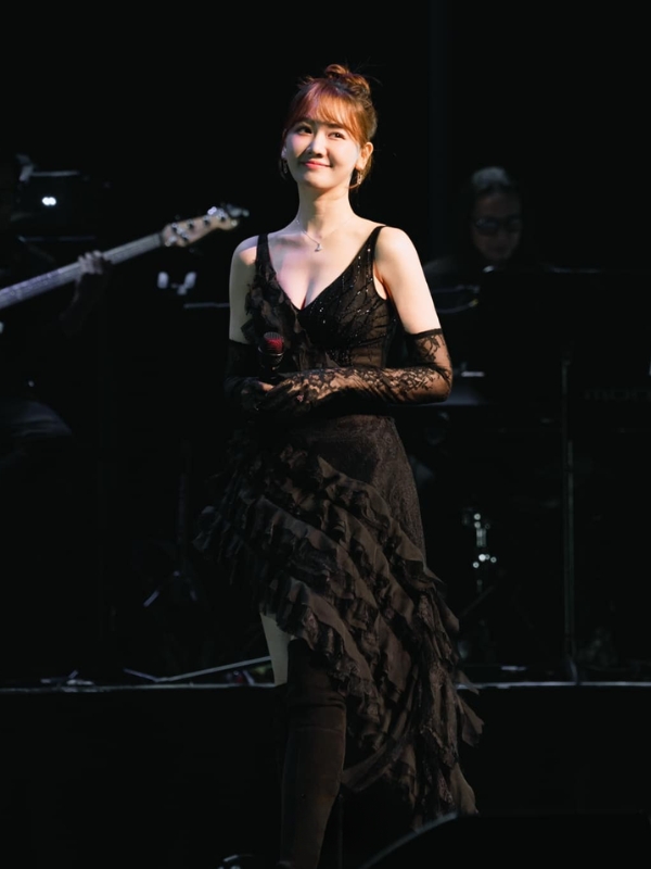 Hari Won đằm thắm trong ánh đèn