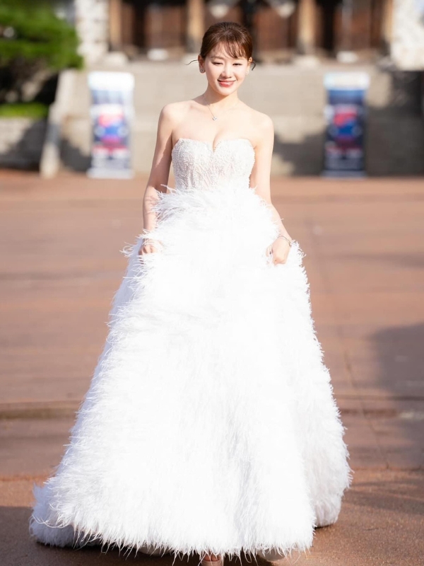 Váy cưới trắng tinh khôi yêu kiều