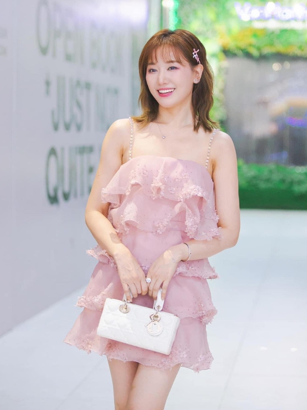 Hari Won trẻ trung trong đầm hồng