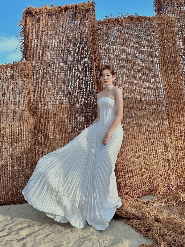 Tạo dáng bên backdrop nghệ thuật