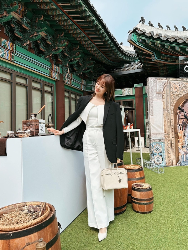 Áo dài trắng thướt tha yêu kiều