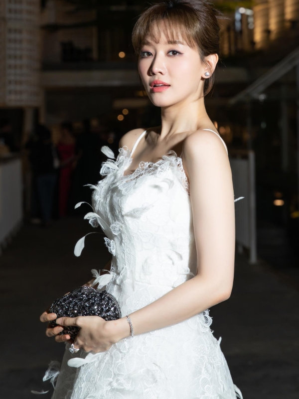 Sang chảnh trong đầm trắng kiểu cách