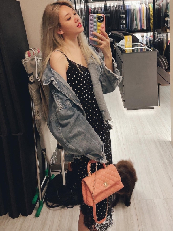 Selfie gương với outfit cực sang